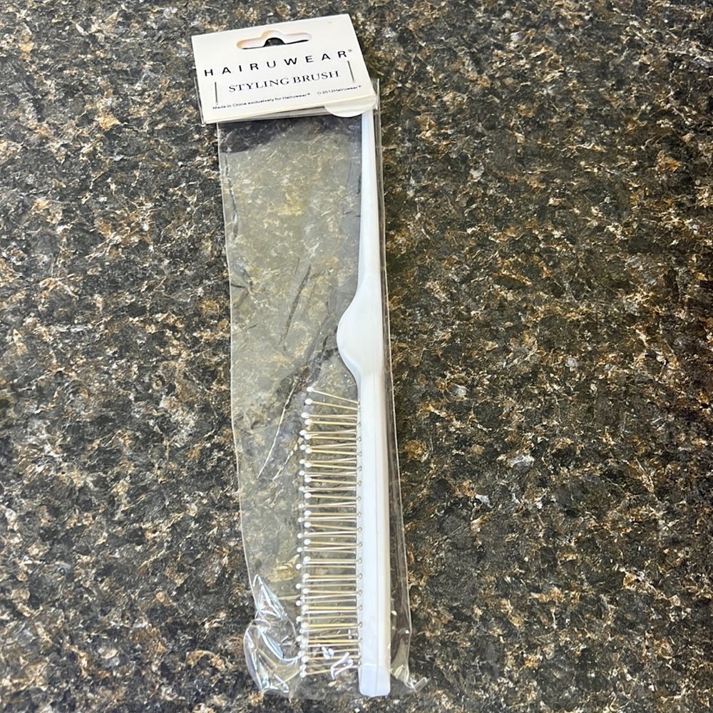 Wig styling brush
